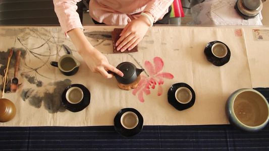 茶艺师在案上沏茶[茶事]视频