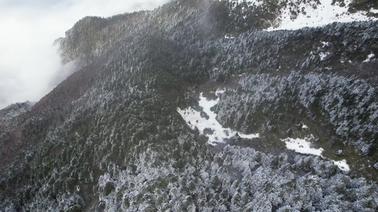 4K冬季下雪积雪后的山峰眺望云海航拍视频视频