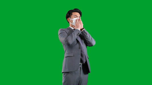 戴口罩的西装男士感冒打喷嚏绿幕视频