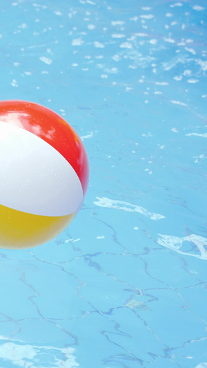 充气水球漂浮荡漾游泳池水面水上乐园20秒视频