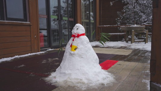 一家三口雪地里堆雪人视频