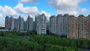 上海世纪公园航拍蓝天白云下的住宅楼11秒视频