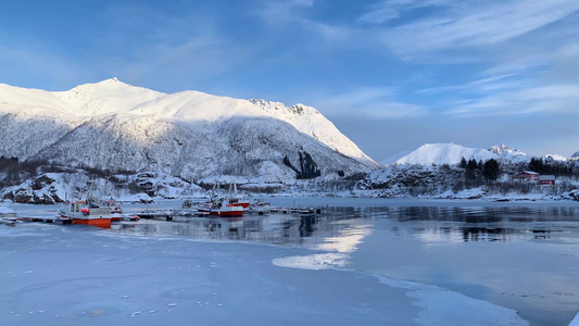 雪山下宁静的海湾视频