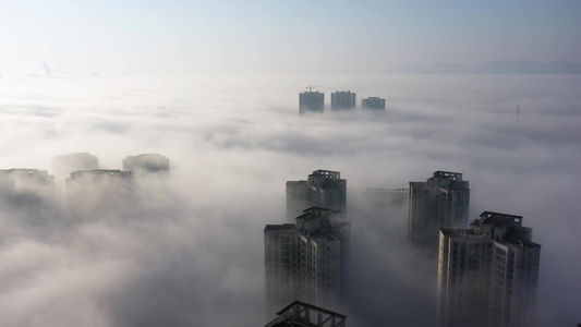 城市上空的云海视频