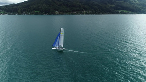 高清实拍视频-帆船在蓝色大海上飞驰14秒视频