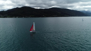 高清实拍视频-帆船在蓝色大海上飞驰10秒视频