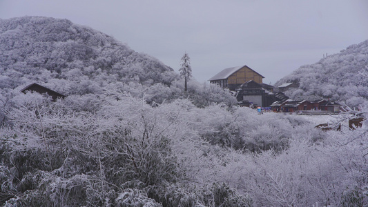 金佛雪山小镇美丽雪地景色视频