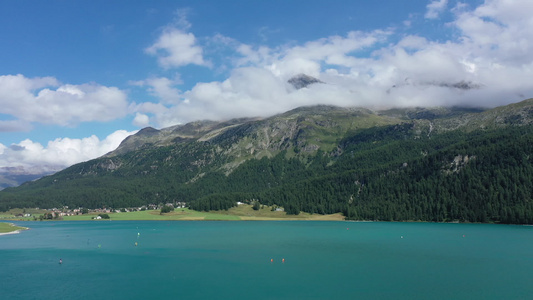 环视高山湖泊上玩风筝帆板的人们高清实拍视频素材视频