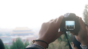 故宫全景拿着相机拍照的游客15秒视频