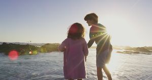 兄弟姐妹加入父母一起在日出下赶海14秒视频