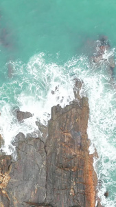 俯拍海浪拍打在礁石上世界环境日视频