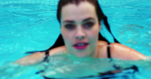 游泳的女人9秒视频