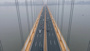 4K无人机穿越视角航拍长江大桥交通视频素材62秒视频