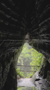 慢镜头升格拍摄湖北恩施利川5A级景区旅游腾龙洞内狭窄崎岖的山路素材崎岖的道路视频