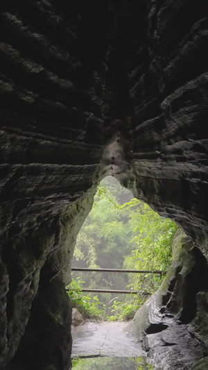 慢镜头升格拍摄湖北恩施利川5A级景区旅游腾龙洞内狭窄崎岖的山路素材崎岖的道路73秒视频