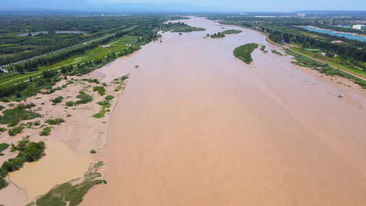 4K航拍暴雨后下游洪峰缓慢过境实拍视频视频