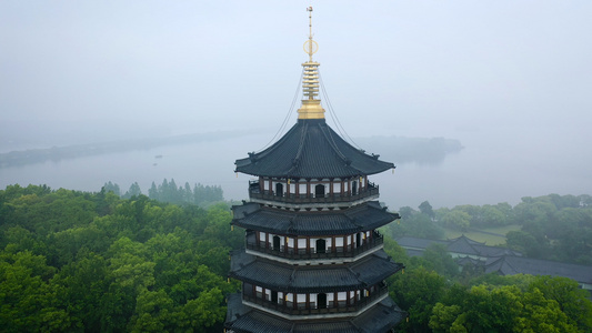 4K多角度航拍杭州著名旅游景点烟雨中的雷峰塔视频