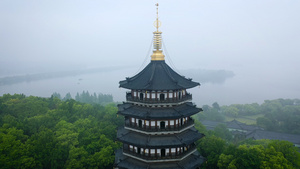 4K多角度航拍杭州著名旅游景点烟雨中的雷峰塔58秒视频