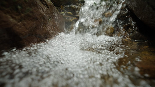 清澈山泉小溪矿泉水山涧视频