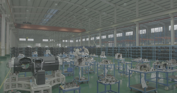 制造实拍机器汽车配件生产线工人制造厂视频