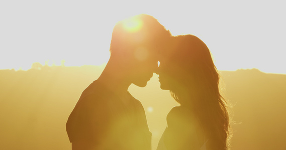 日落逆光下情侣接吻视频