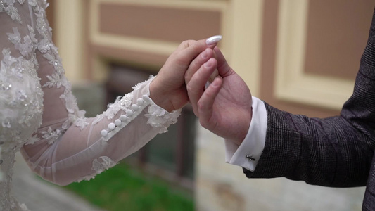 新娘和新郎手牵手的情侣视频