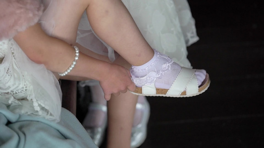 年轻新娘穿上鞋穿高跟鞋妇女结婚当天穿着时装白色白鞋视频