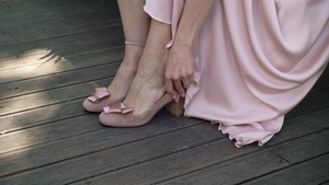 年轻新娘穿上高跟鞋12秒视频