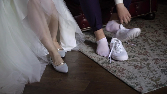 年轻新娘穿上鞋穿高跟鞋妇女结婚当天穿着时装白色白鞋视频