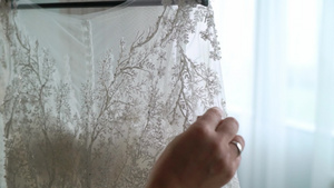 帮助年轻新娘穿上结婚礼服的伴娘奢华的婚纱7秒视频