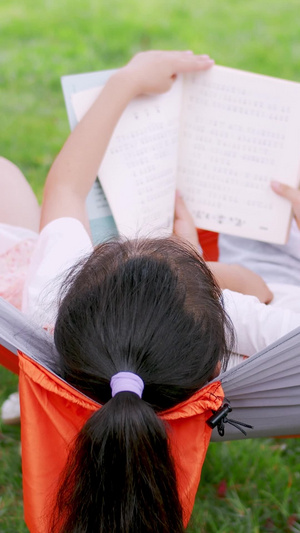 实拍小朋友在户外草地吊床认真学习暑假班103秒视频
