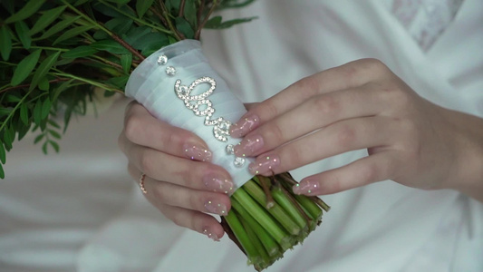 在彩带上用结婚花束和情书的新娘视频