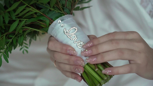 在彩带上用结婚花束和情书的新娘视频