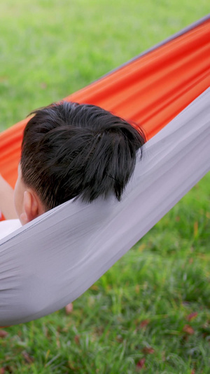 实拍小朋友在户外草地吊床认真学习夏令营103秒视频