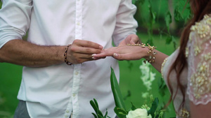 在婚礼仪式上交换戒指和新郎新娘的婚戒18秒视频
