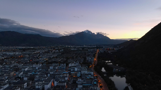 航拍云南丽江玉龙雪山脚下古城景区街道旅游风光风景日出4k素材视频