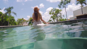 在一个热带别墅的游泳池里穿着婚纱的新娘6秒视频