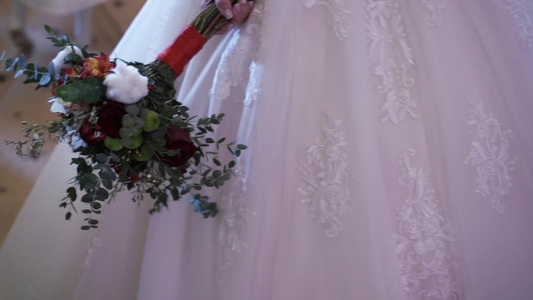举行婚礼的新娘花束视频