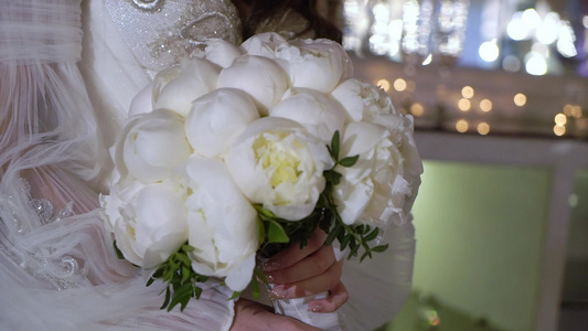 以白色的花束为新娘视频