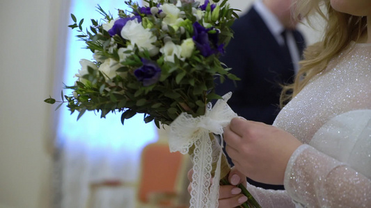 拿白色花束的新娘视频