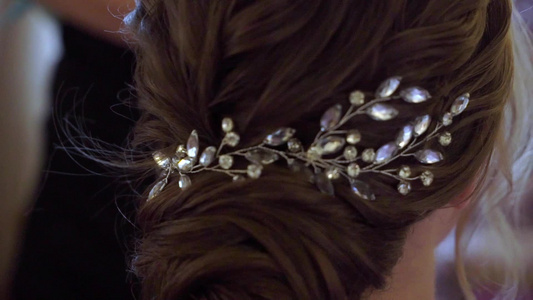 头发上的珠宝为女人装饰发型美发师在婚礼上与黑发新娘视频