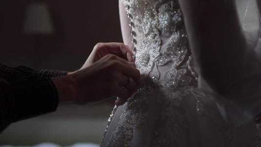 紧紧的新娘婚纱手扣扣扣在新娘白色上视频