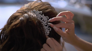 理发师为新娘做头发8秒视频