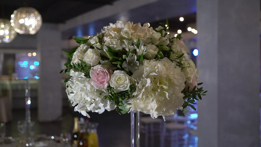 装饰鲜花的婚礼餐厅视频