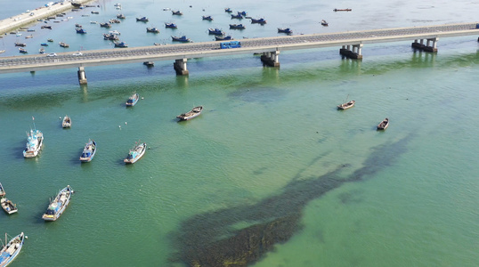 航拍海上的高速公路视频