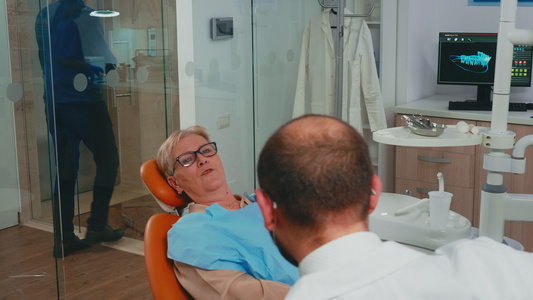 妇女用新的牙科植入器在镜子中照镜视频
