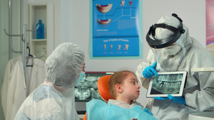 在儿童平板牙医X光片上显示的保护设备中的牙科牙医18秒视频