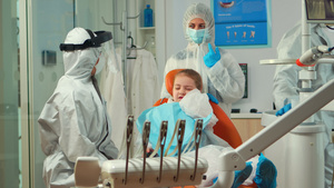 儿科牙医和护士给孩子看口腔矫正17秒视频