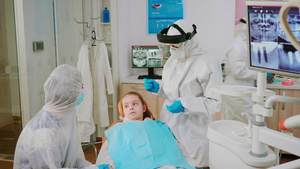 保护盾上检查小女孩牙的儿科牙医21秒视频