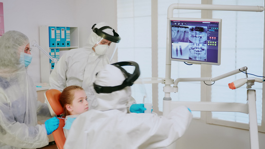 使用数字监视器解释牙科问题的人的覆盖物口腔学家视频